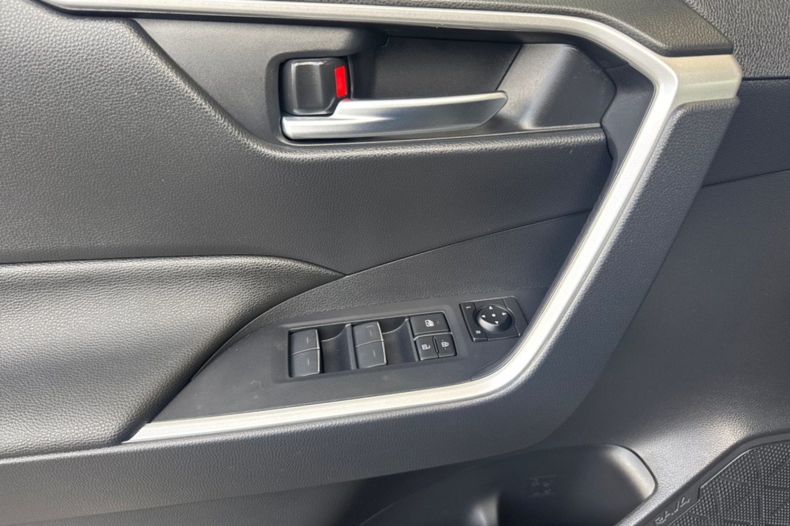 Certified 2025 Toyota RAV4 XLE FWD image 10