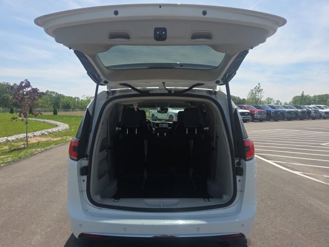 Used 2023 Chrysler Pacifica Touring-L FWD image 10