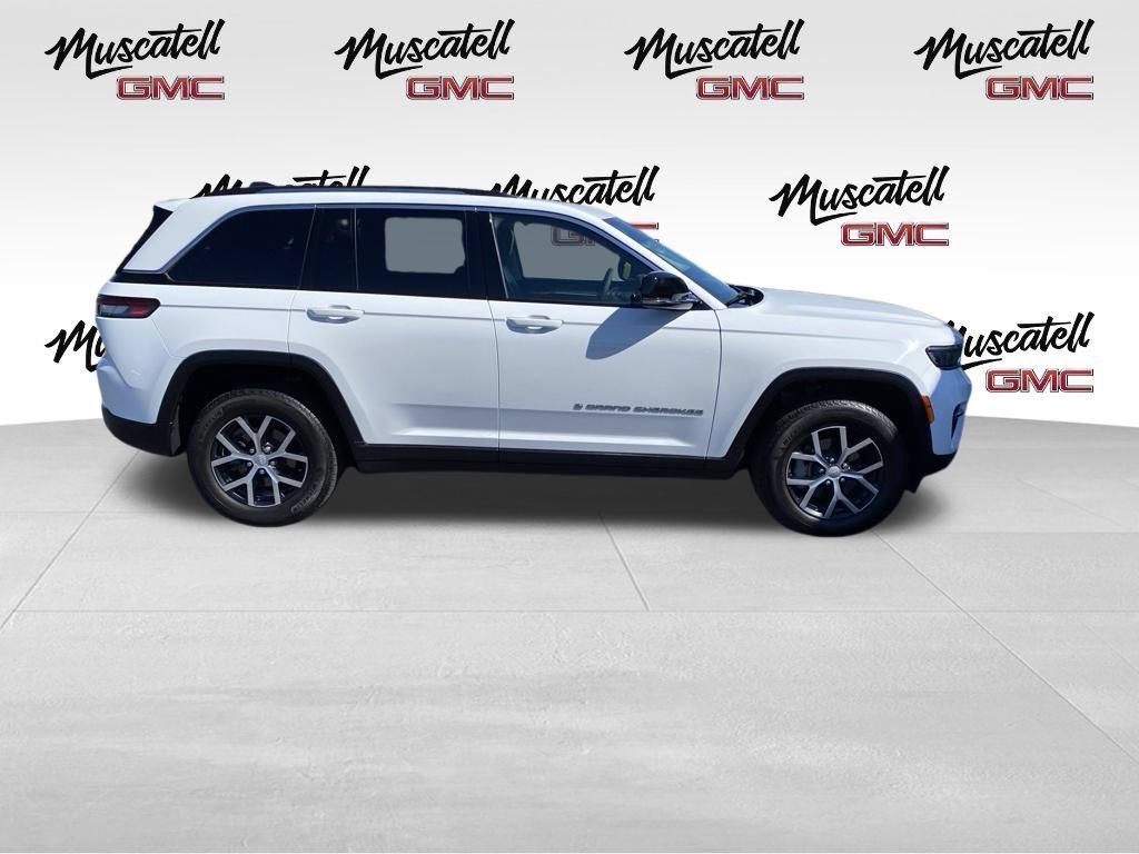 Used 2023 Jeep Grand Cherokee Limited w/ Trailer Tow Prep Group (B) AWD/4WD image 2