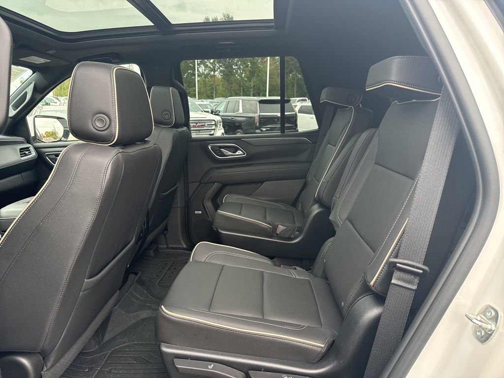 Used 2023 GMC Yukon SLT w/ SLT Premium Package image 13