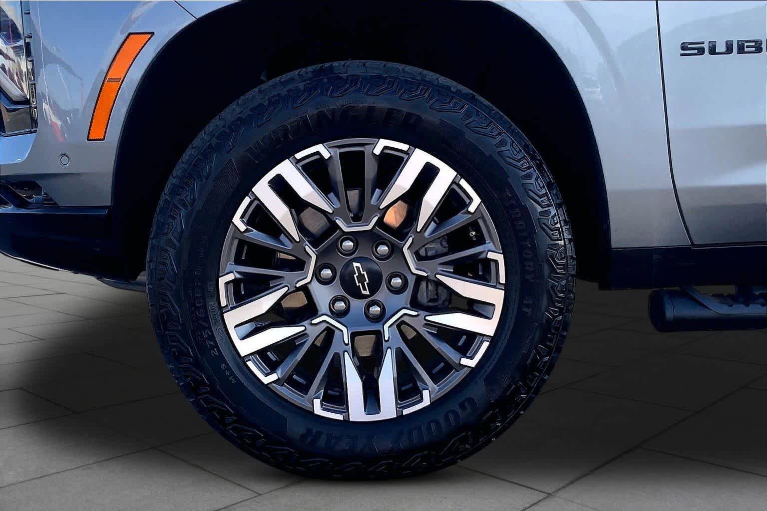 Used 2025 Chevrolet Suburban Z71 AWD/4WD image 11