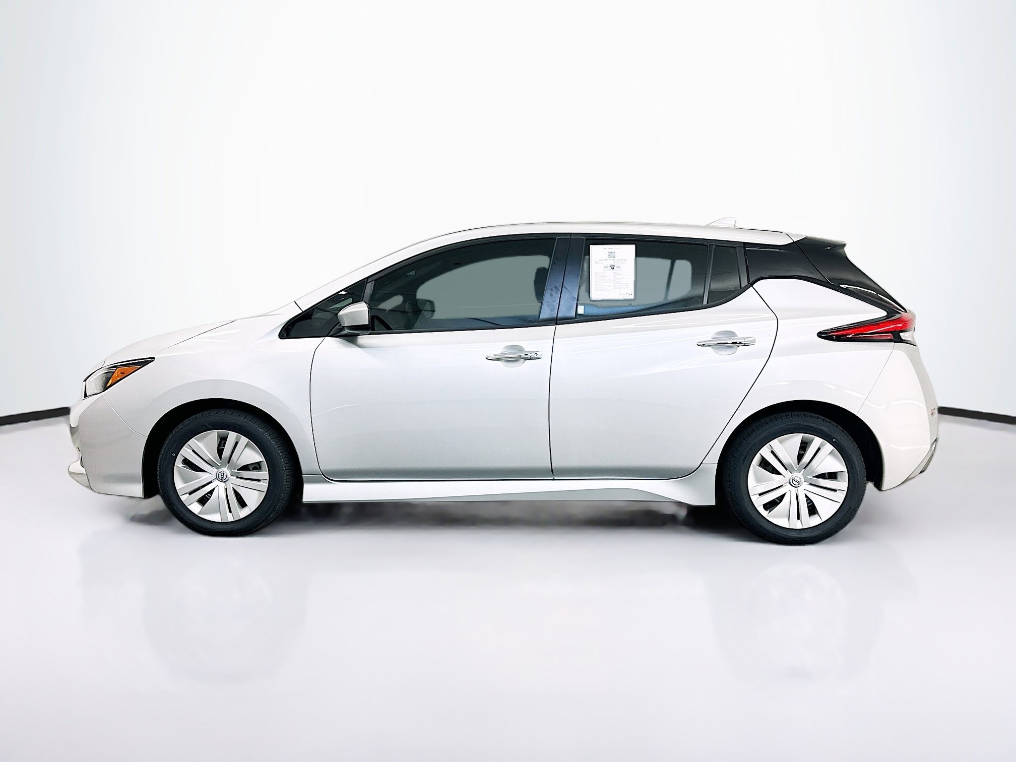 Used 2024 Nissan Leaf S image 4