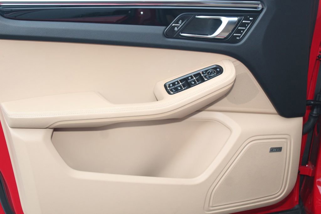Certified 2025 Porsche Macan AWD/4WD image 22