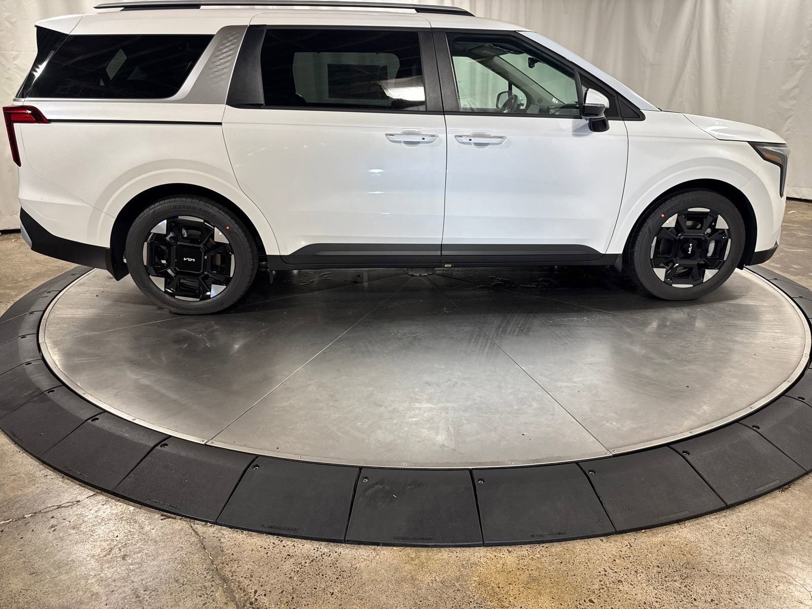 New 2026 Kia Carnival EX FWD image 6