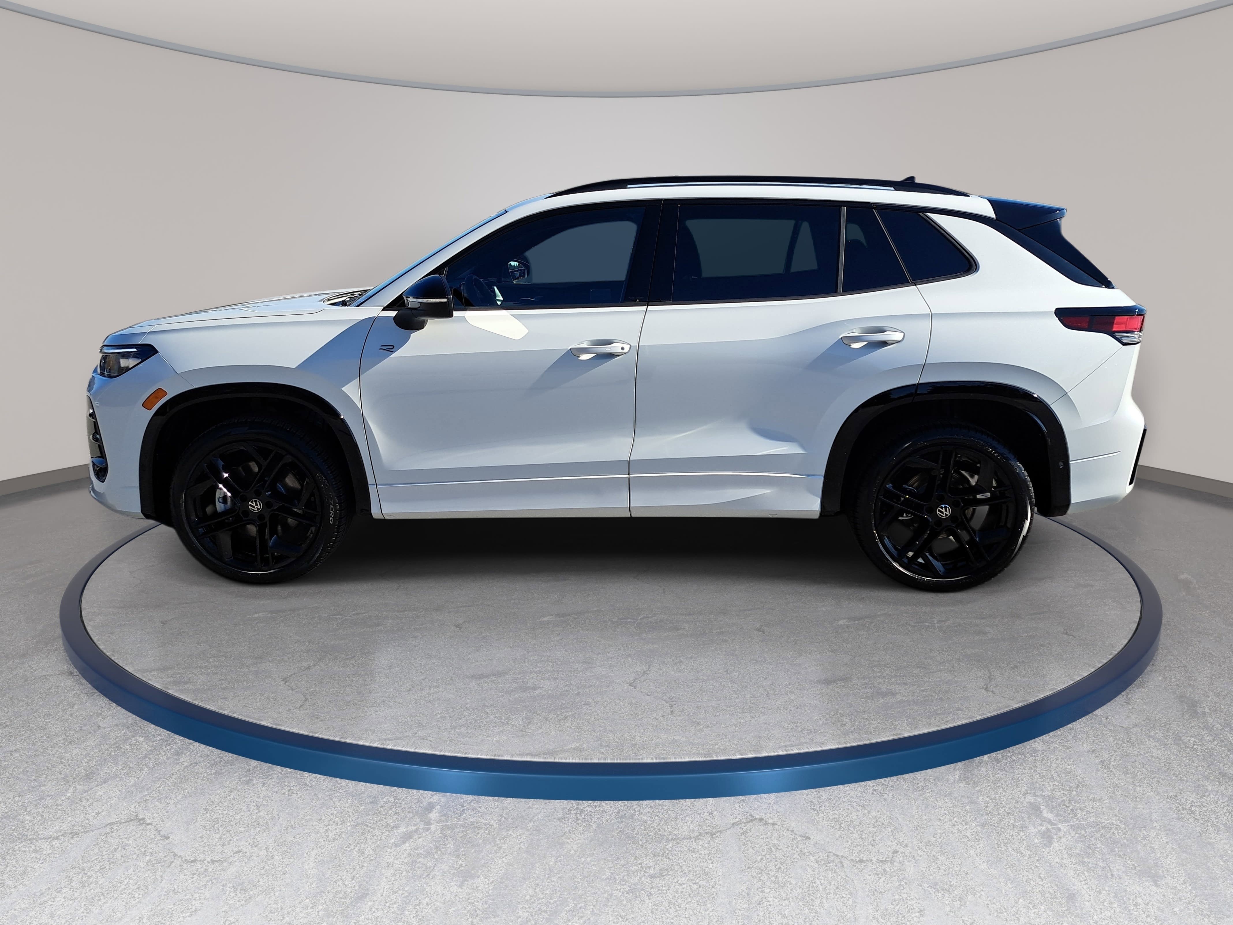 New 2026 Volkswagen Tiguan SE R-Line AWD/4WD image 8