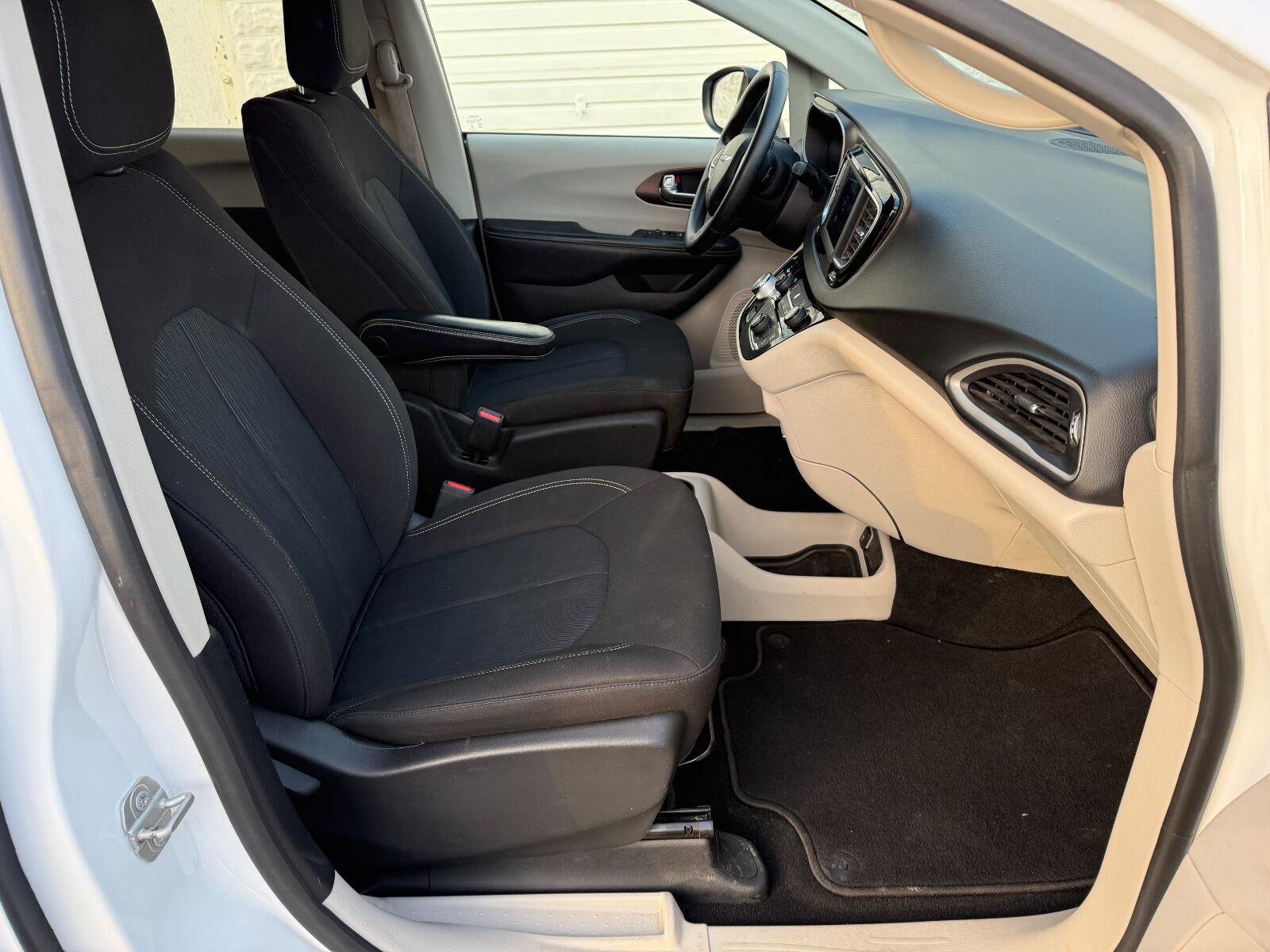 Used 2020 Chrysler Voyager LX FWD image 14