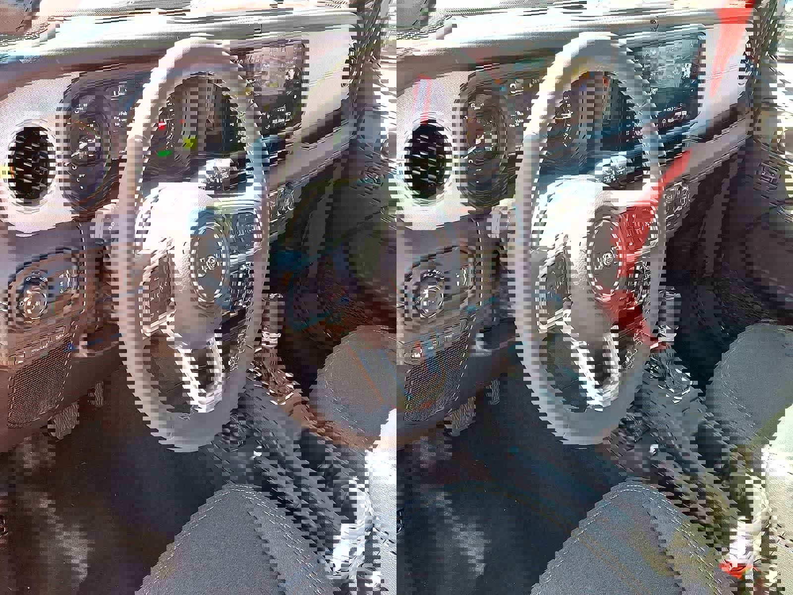 Used 2025 Jeep Wrangler Sahara image 16