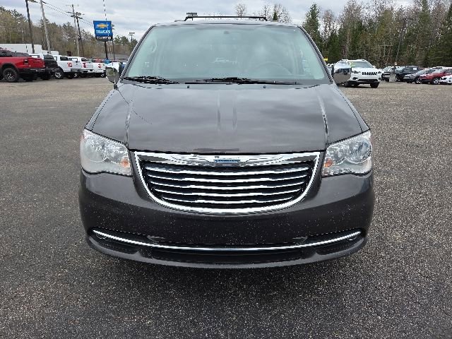 Used 2016 Chrysler Town & Country Touring-L FWD image 2