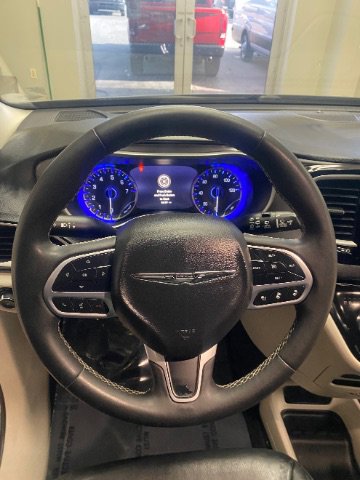 Used 2022 Chrysler Pacifica Touring-L image 25