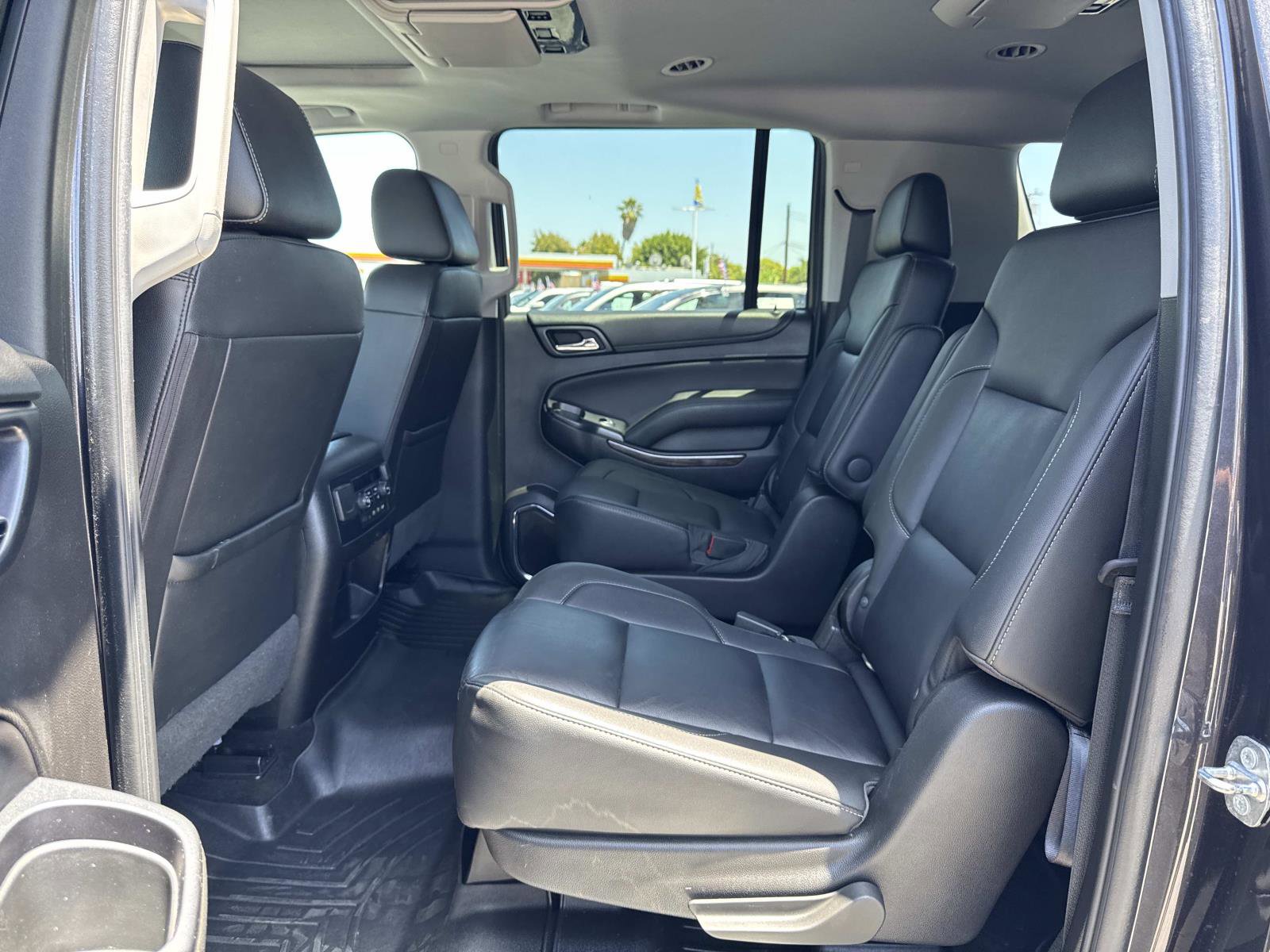 Used 2018 Chevrolet Suburban LT RWD image 25