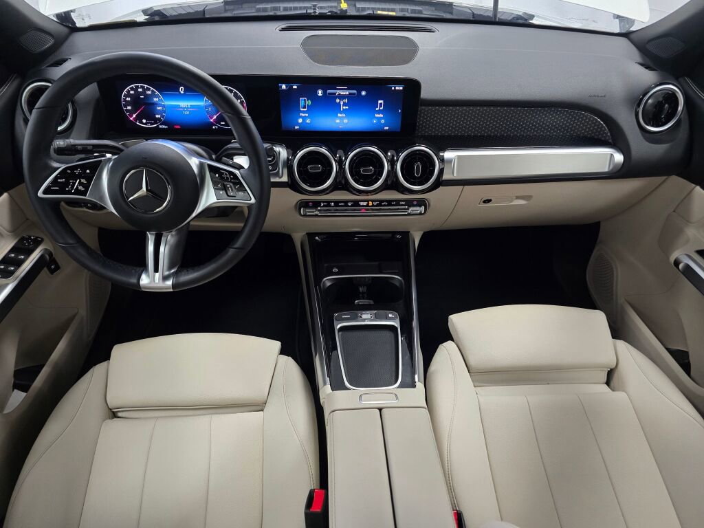 Used 2025 Mercedes-Benz GLB 250 4MATIC image 17