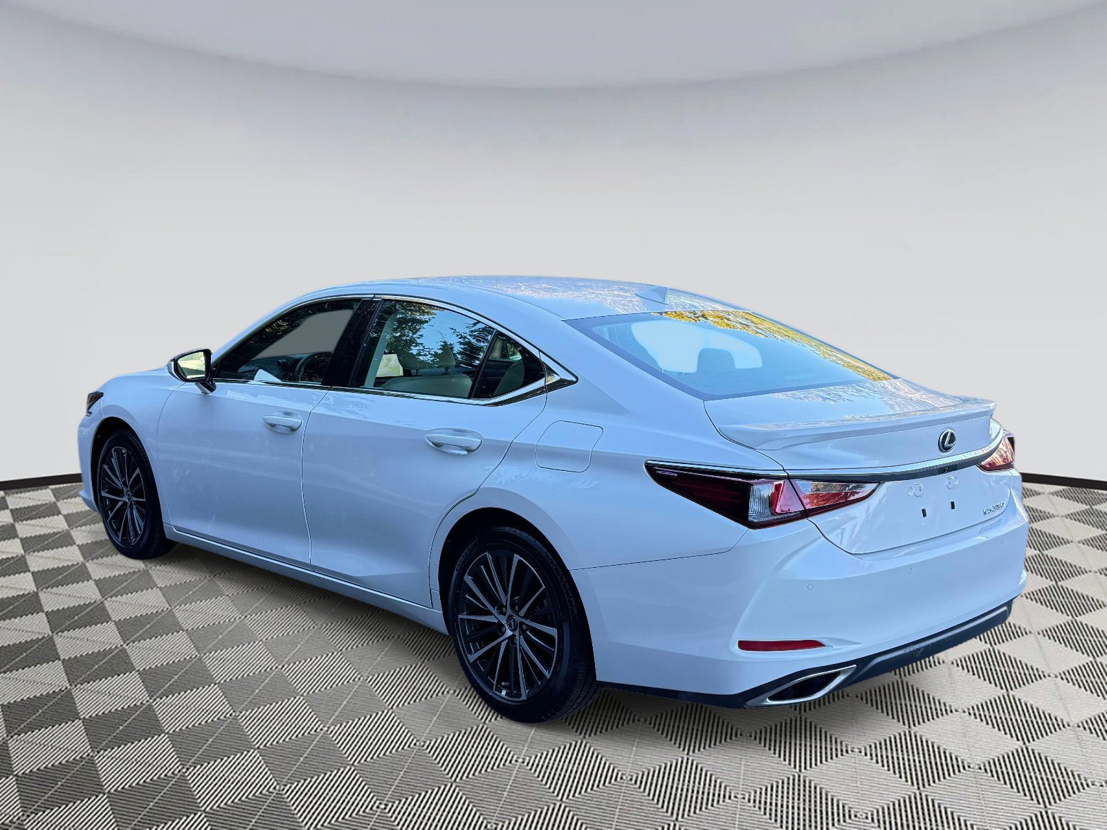 Used 2025 Lexus ES 350 w/ Premium Package FWD image 4