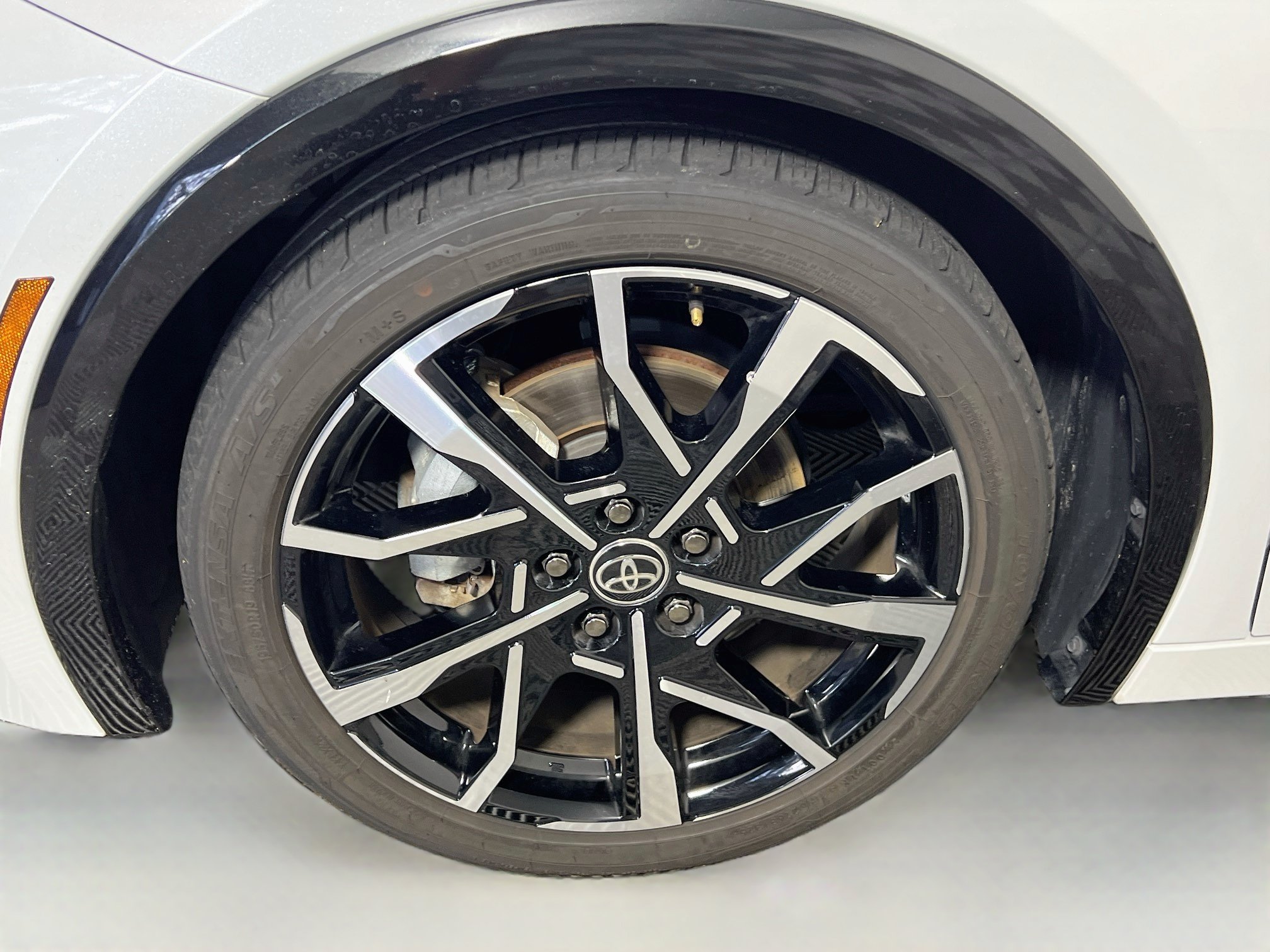 Used 2025 Toyota Prius Plug-In Hybrid FWD image 13