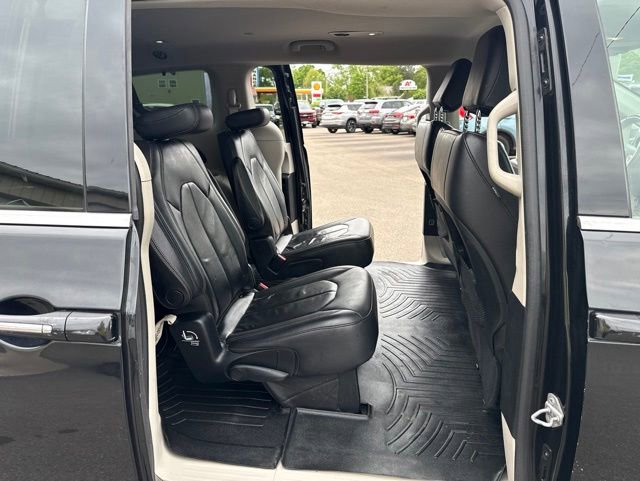 Used 2017 Chrysler Pacifica Touring-L w/ Tire & Wheel Group FWD image 14