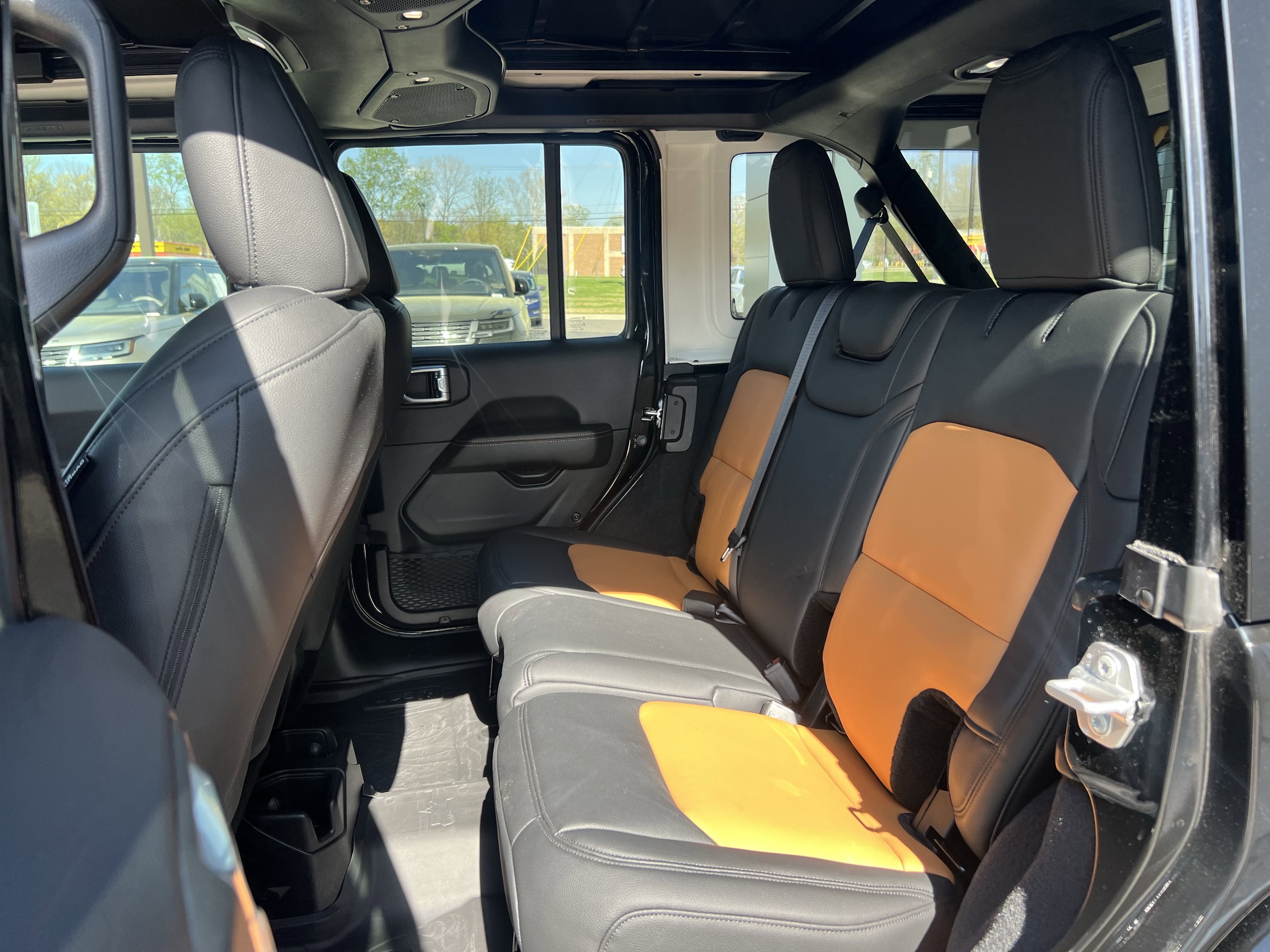 Used 2024 Jeep Wrangler Sahara image 31