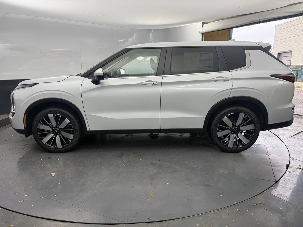 New 2025 Mitsubishi Outlander SE image 6