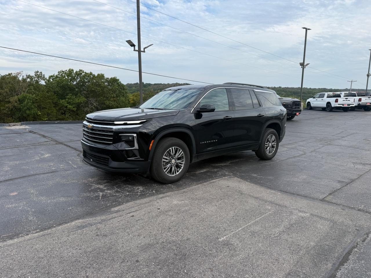 Used 2025 Chevrolet Traverse LT FWD image 2