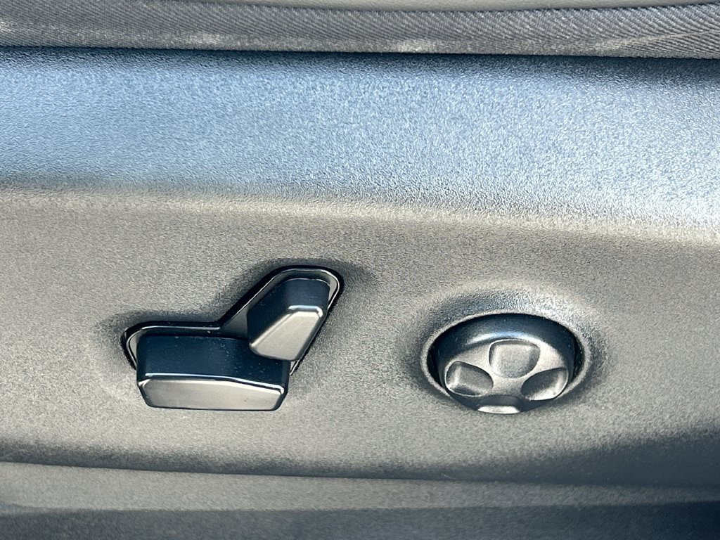 Used 2020 Chrysler Pacifica Limited FWD image 18