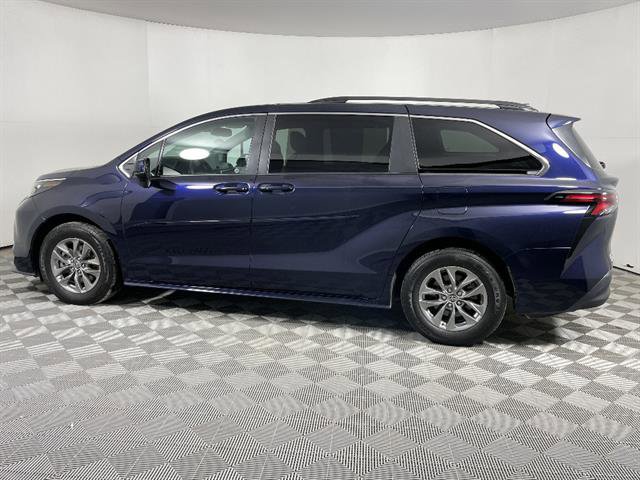 Used 2024 Toyota Sienna LE image 4