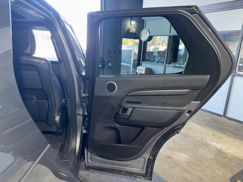 Used 2017 Land Rover Discovery HSE image 26