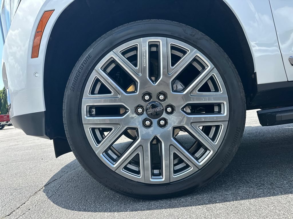 Used 2025 GMC Yukon XL Denali Ultimate w/ LPO, Floor Liner Package AWD/4WD image 12