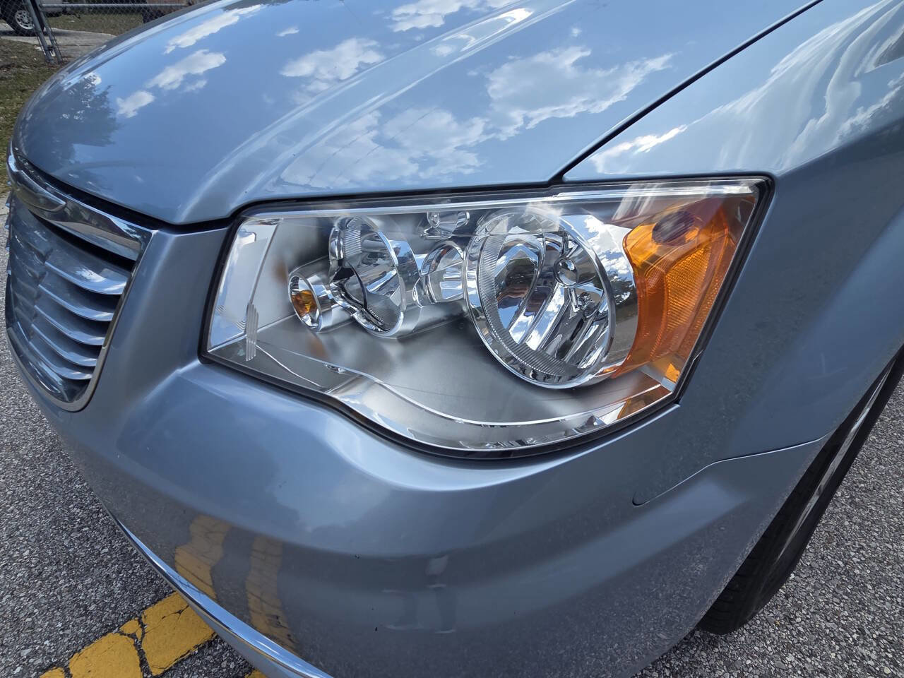 Used 2013 Chrysler Town & Country Touring image 10