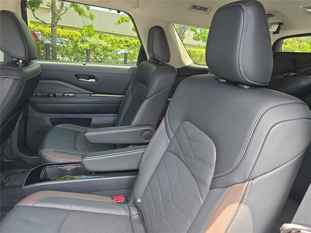 Used 2025 Nissan Pathfinder Platinum FWD image 13