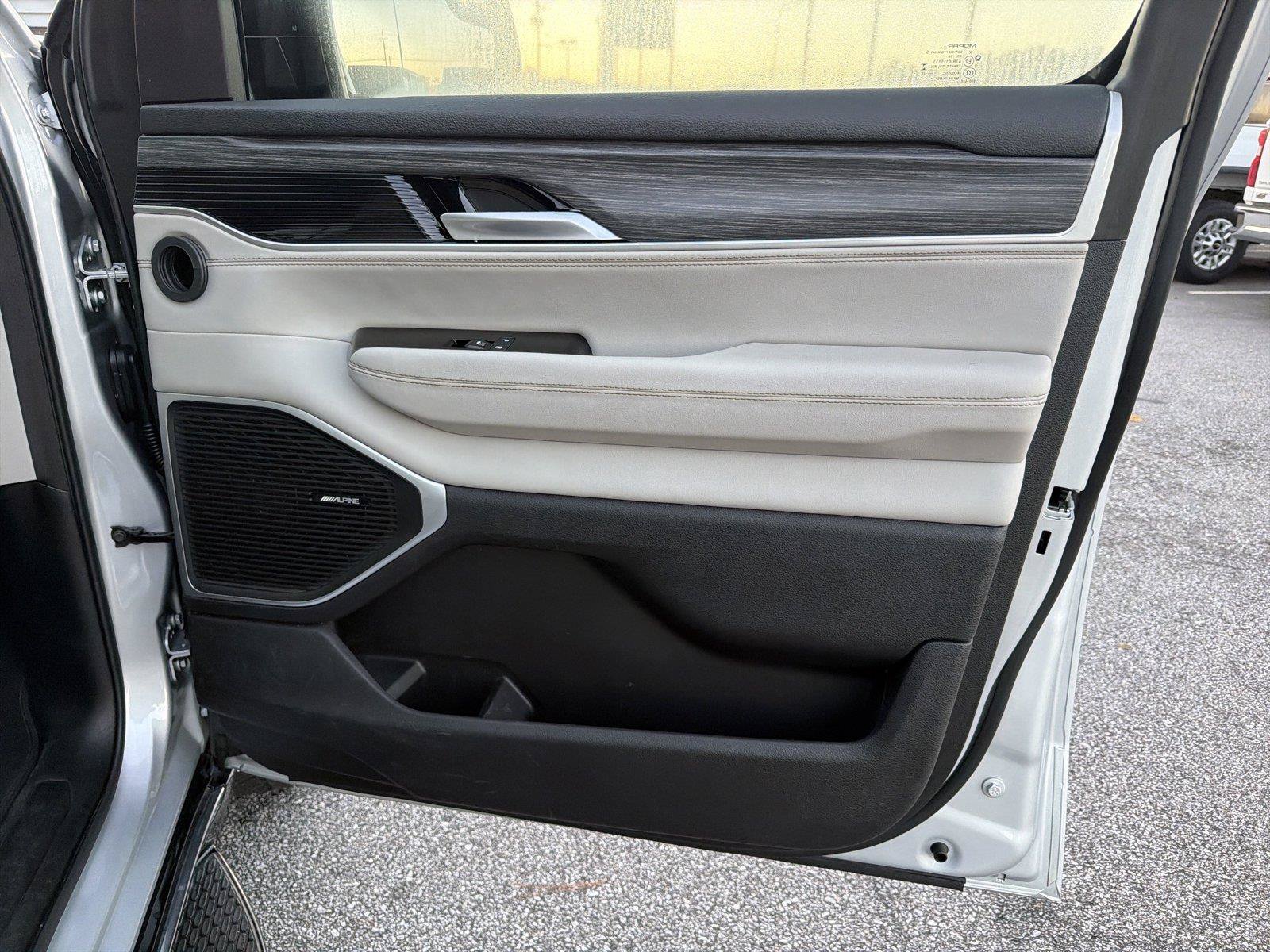 Used 2024 Jeep Wagoneer Series II w/ Flexible Seating Group RWD image 13