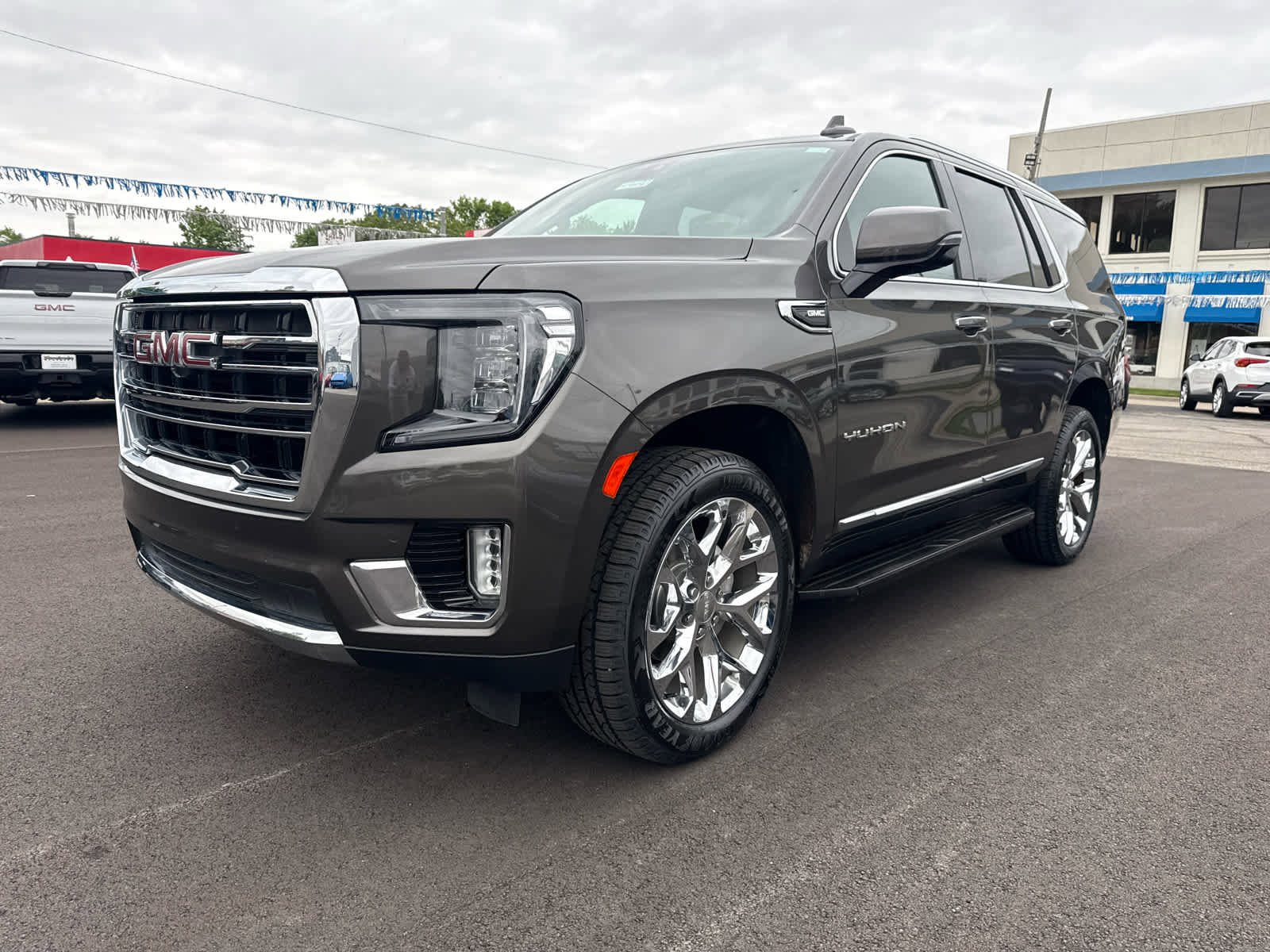 Used 2021 GMC Yukon SLT w/ SLT Premium Package AWD/4WD image 1