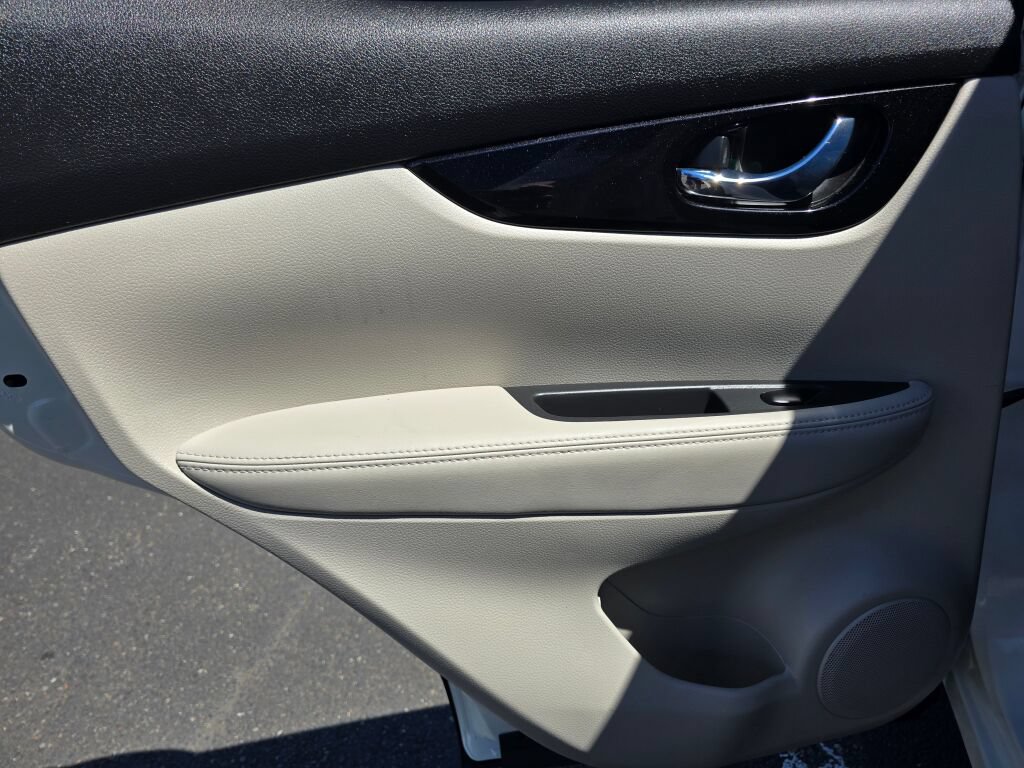 Used 2022 Nissan Rogue Sport SL AWD/4WD image 19