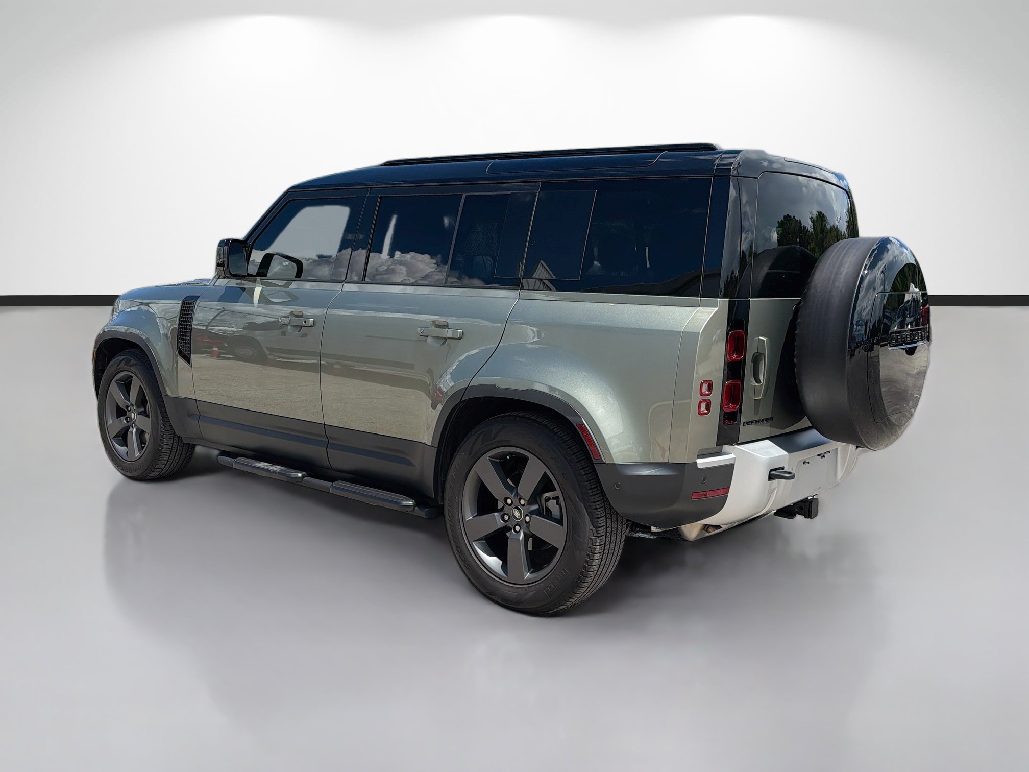 Used 2025 Land Rover Defender 110 S AWD/4WD image 3