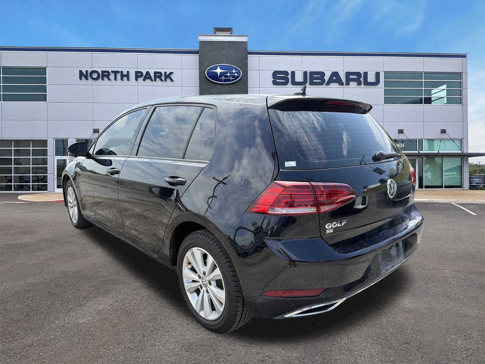 Used 2018 Volkswagen Golf SE FWD image 3