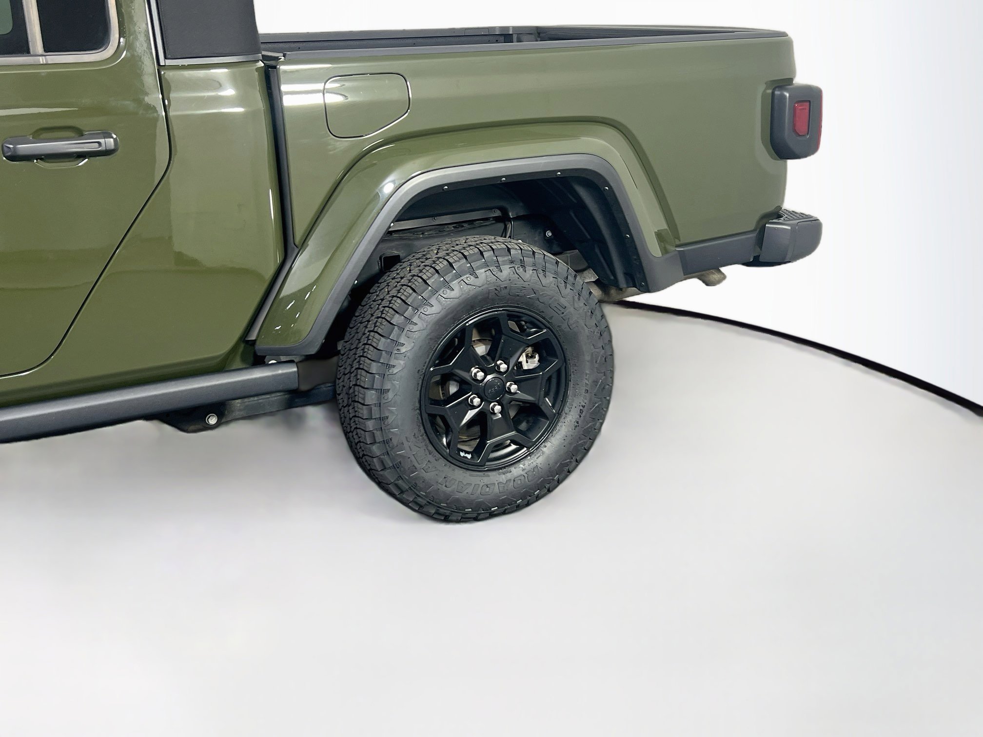 Used 2023 Jeep Gladiator Willys AWD/4WD image 29
