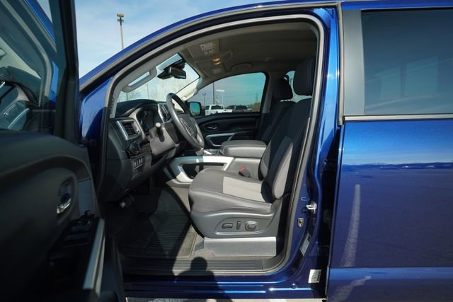Used 2021 Nissan Titan SV w/ SV Convenience Package image 11