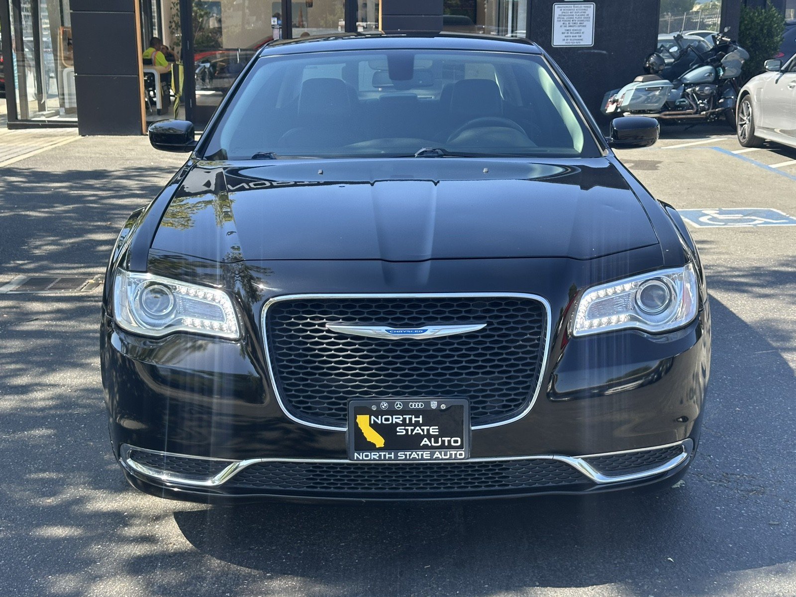 Used 2017 Chrysler 300 Limited RWD image 5