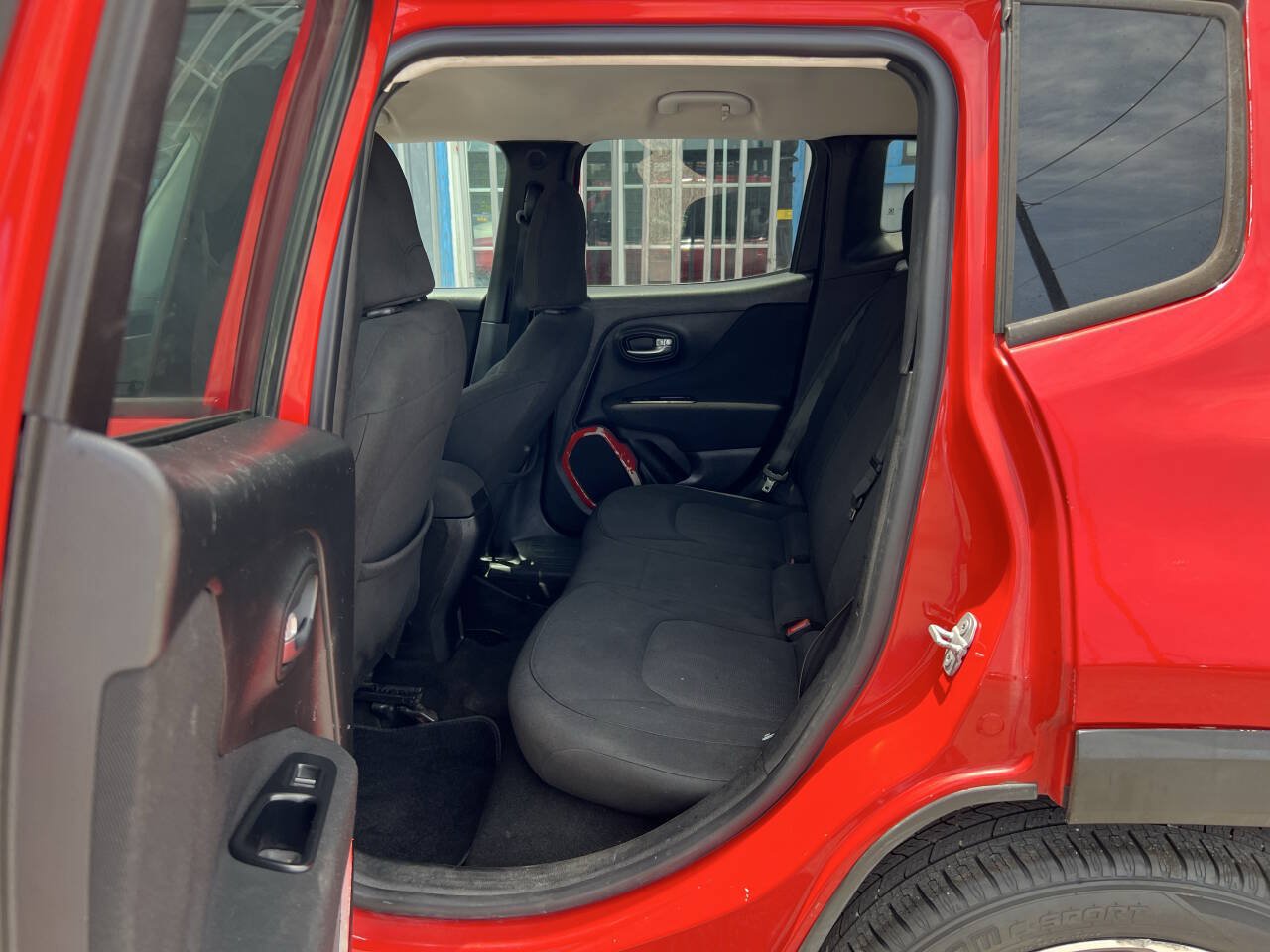 Used 2015 Jeep Renegade Latitude FWD image 11