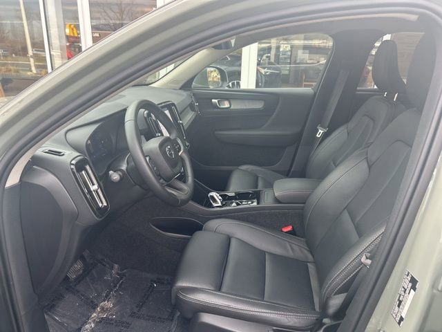 Certified 2025 Volvo XC40 B5 Plus image 17