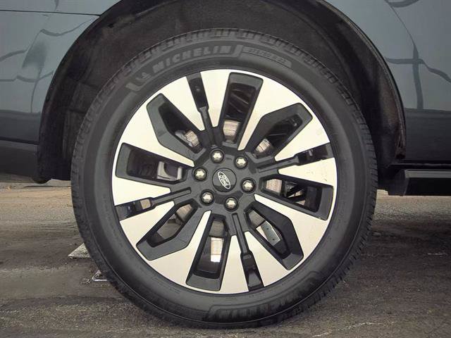 Used 2025 Ford Expedition Platinum w/ Driver's Package AWD/4WD image 11