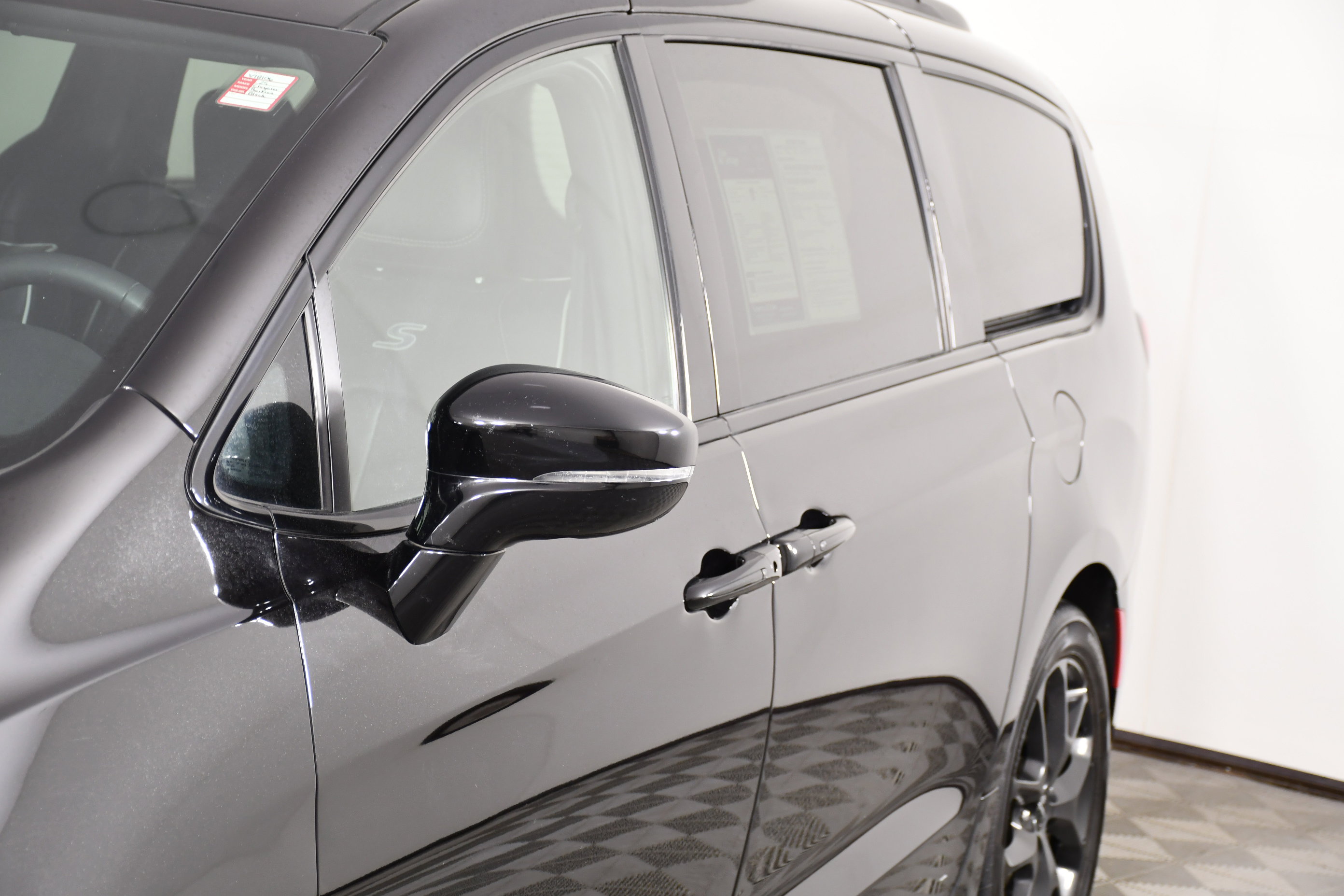 Used 2025 Chrysler Pacifica Limited image 13