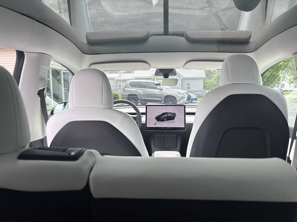 Used 2022 Tesla Model Y Long Range AWD/4WD image 32