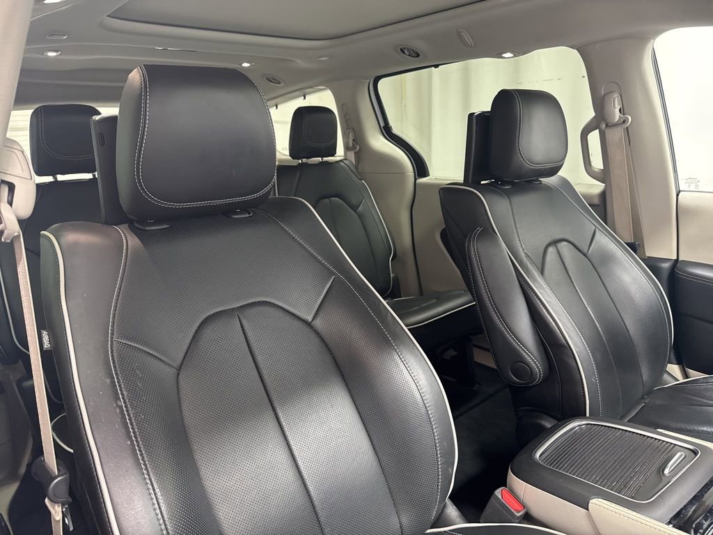 Used 2024 Chrysler Pacifica Limited w/ Uconnect Theater Family Group image 25