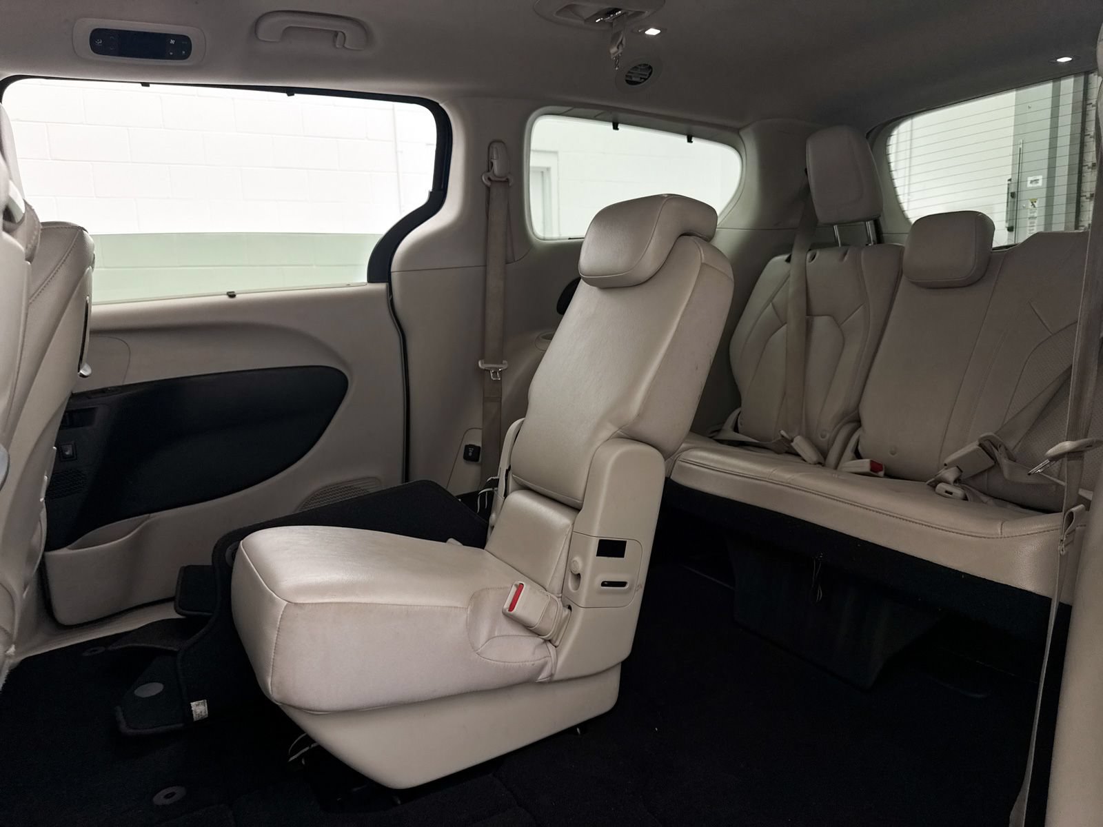 Used 2018 Chrysler Pacifica Touring-L Plus w/ Advanced Safetytec Group FWD image 30