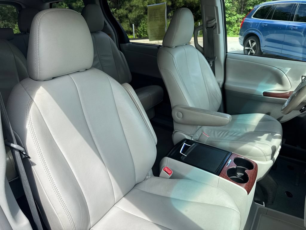 Used 2013 Toyota Sienna XLE FWD image 34
