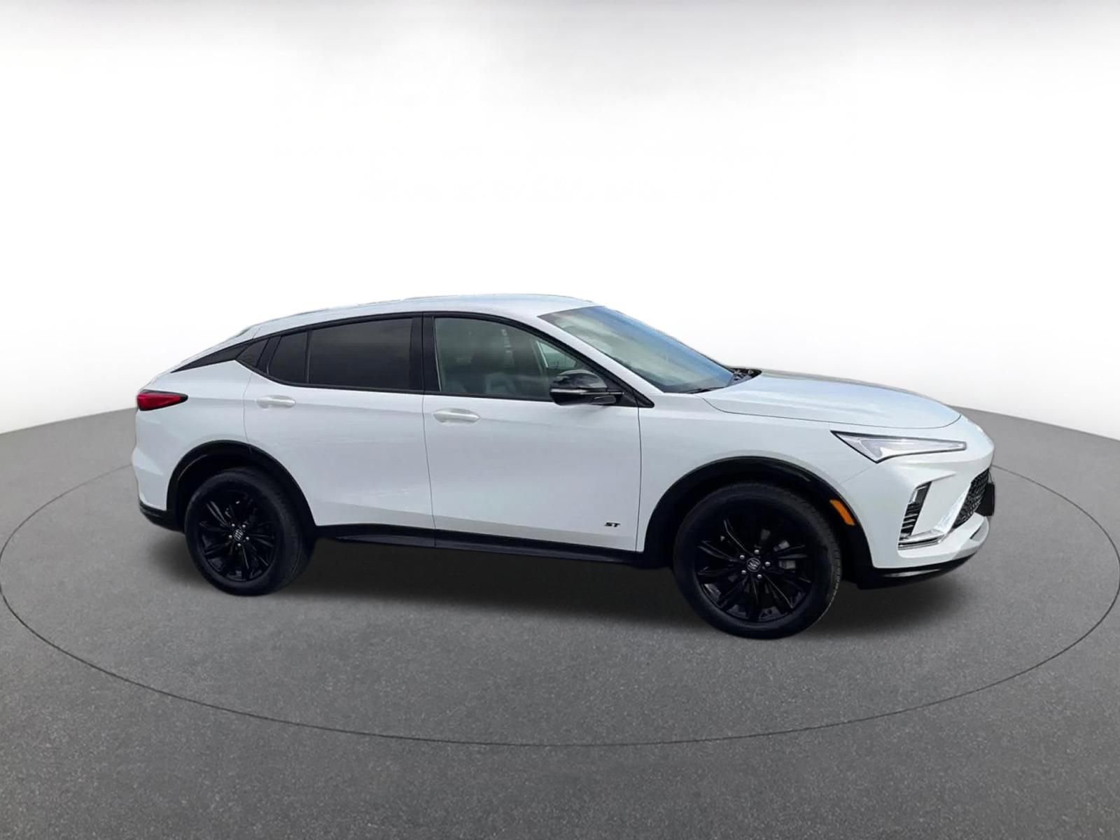 Used 2025 Buick Envista Sport Touring image 2