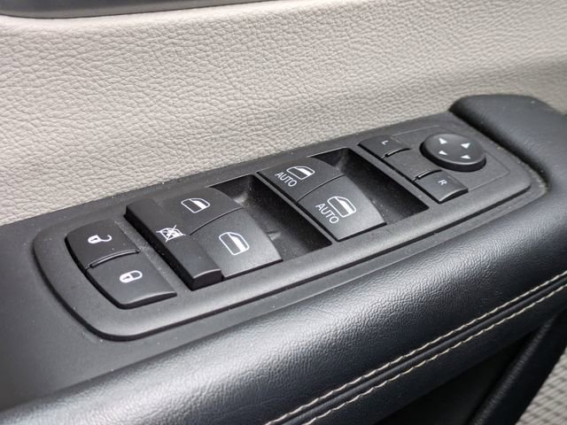 Certified 2023 Chrysler Pacifica Touring-L image 28