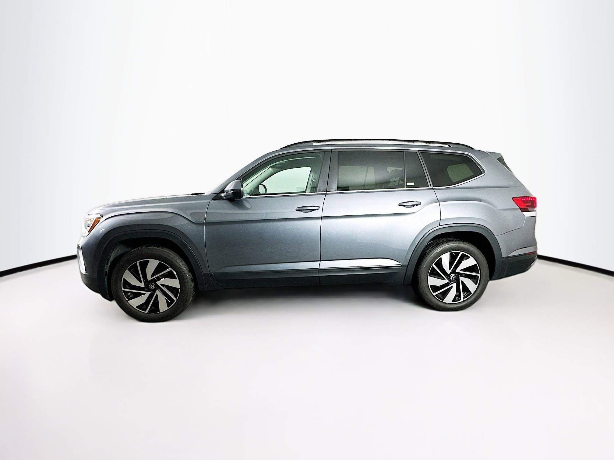 Used 2025 Volkswagen Atlas SE image 4