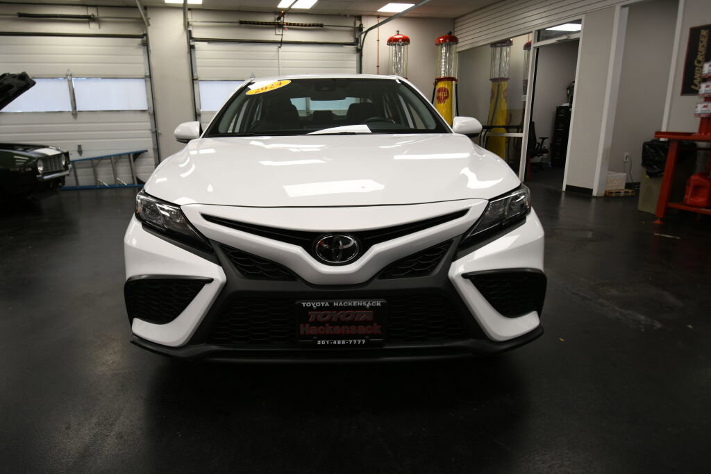 Used 2024 Toyota Camry SE image 2