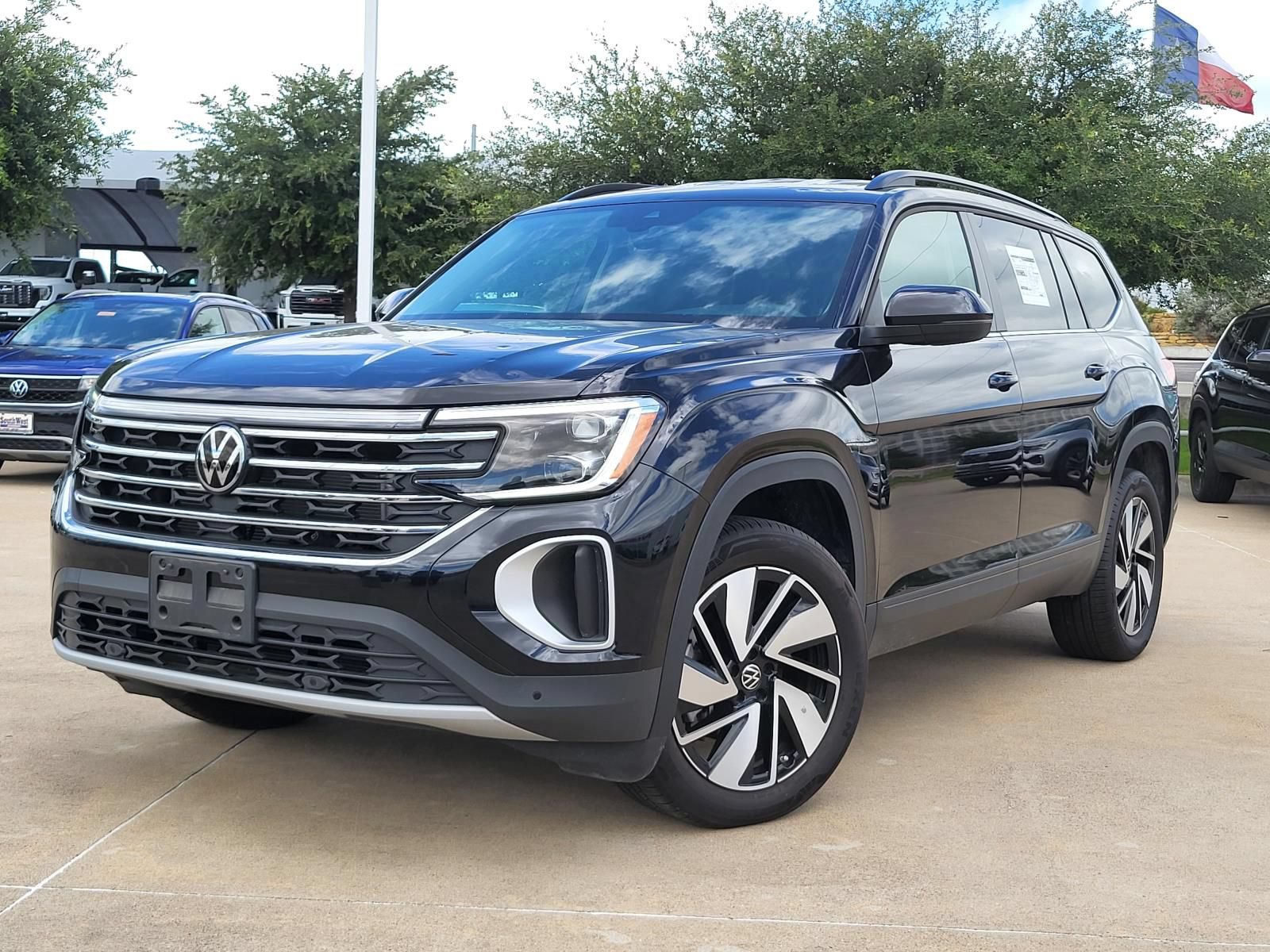 Used 2024 Volkswagen Atlas SE FWD image 2