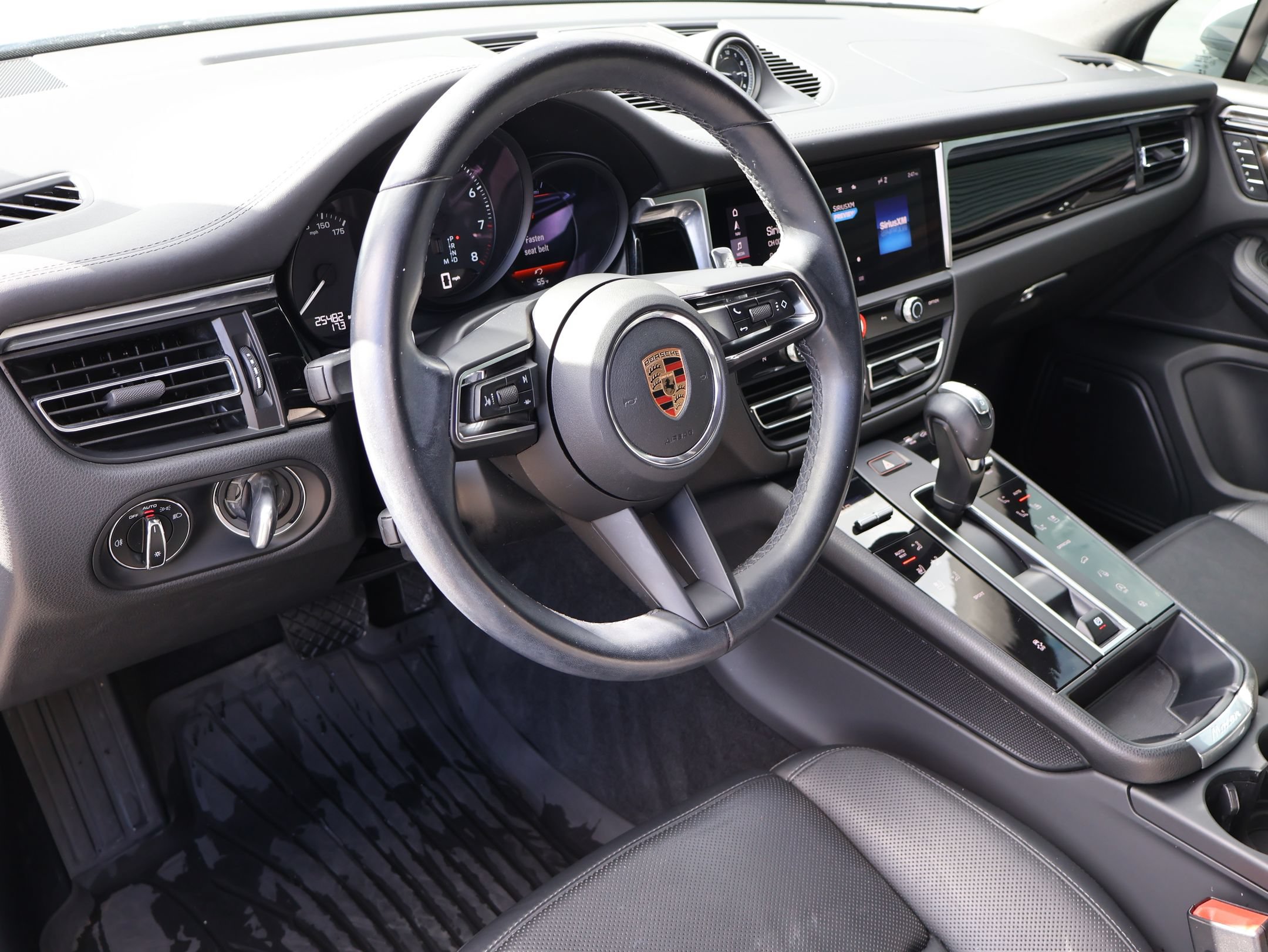 Used 2023 Porsche Macan AWD/4WD image 4