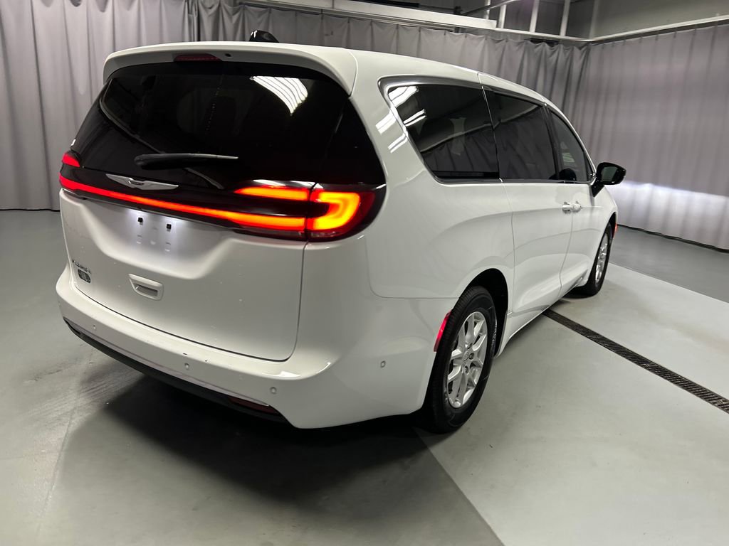 Used 2025 Chrysler Pacifica Select w/ Uconnect Theater Family Group image 7